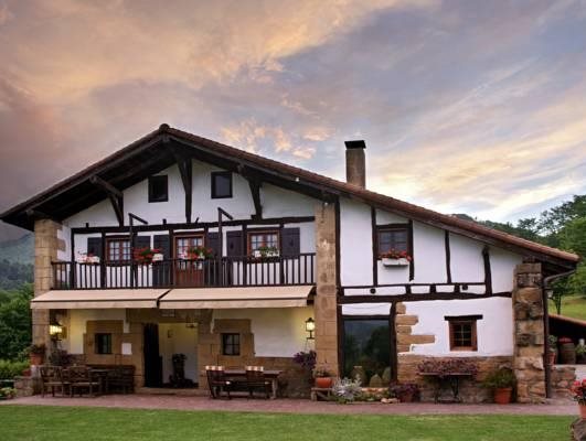 Casa Rural Arotzenea — 4-Star Luxury Hotel in Fuenterrabia, Spain