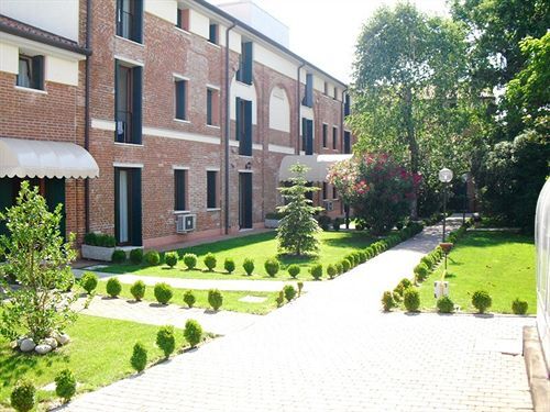 Residence Santa Teresa — 4-Star Luxury Hotel in Martellago, Italy
