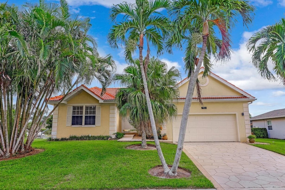 Pet friendly Home With Southern Exposure and Pool — 4-Star Luxury Hotel in Marco Island, United States
