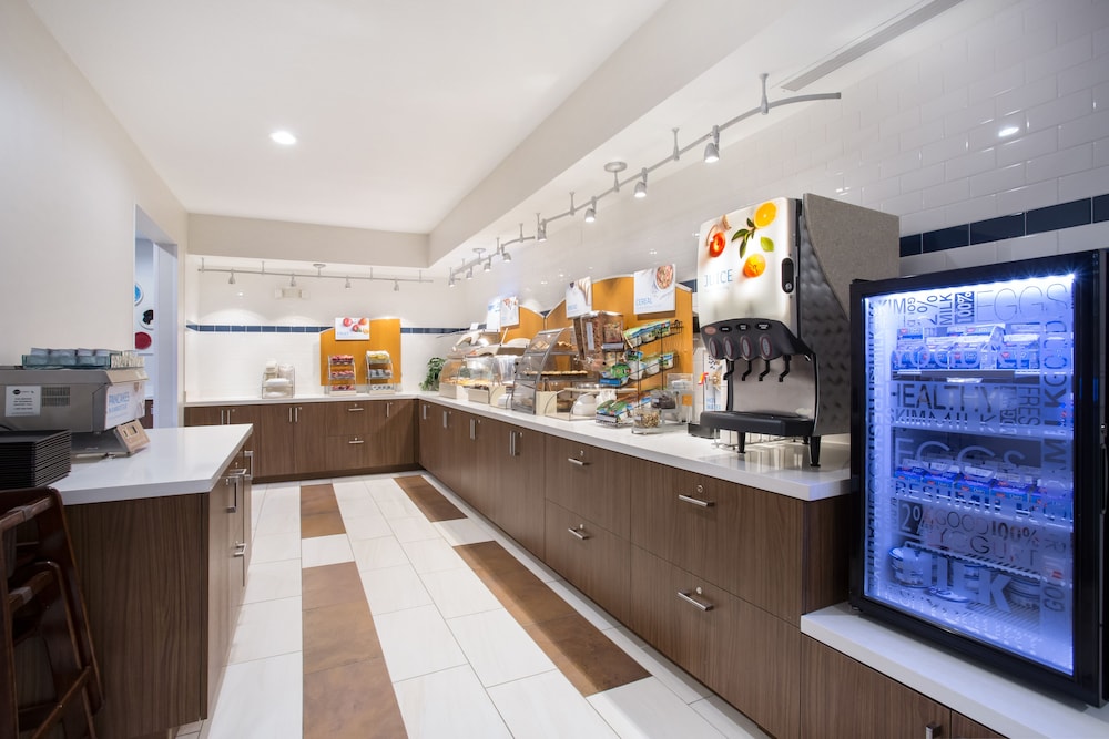 Holiday Inn Express Hotel & Suites Ft. Collins by IHG - photo 37