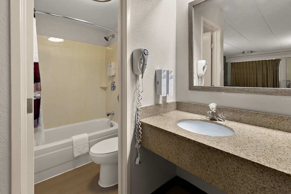Red Roof Inn Cleveland Westlake - photo 24