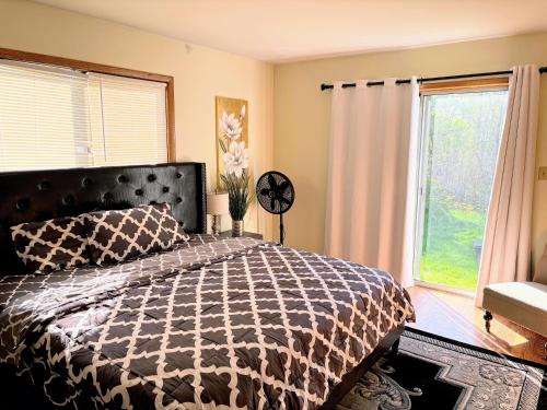 Nice big house with parking king bed yard — 4-Star Luxury Hotel in Buffalo, United States