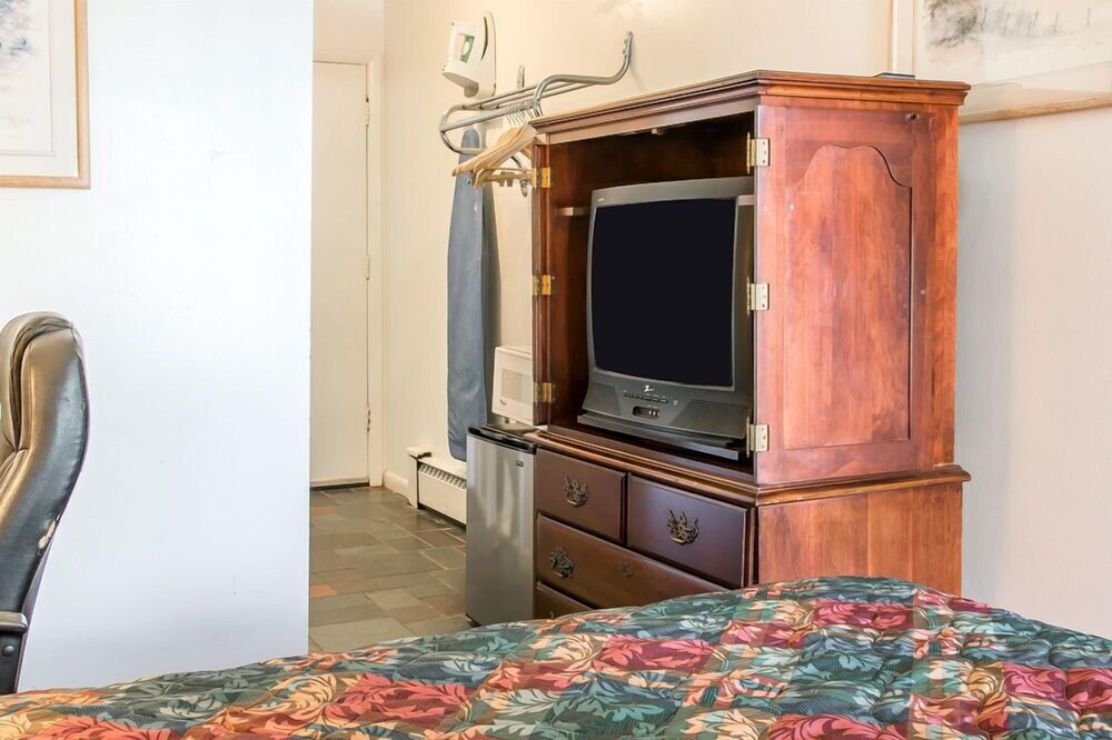 Econo Lodge Central - photo 8