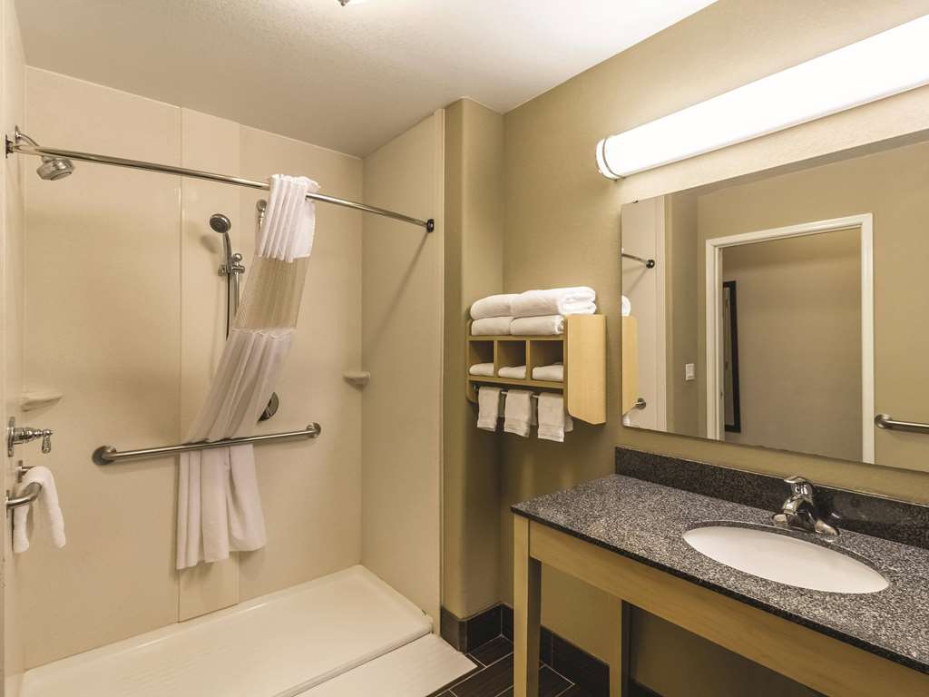 La Quinta Inn & Suites by Wyndham Fargo Medical Center - photo 15