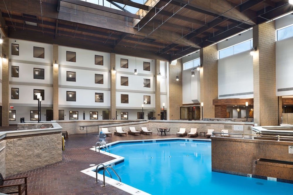 DoubleTree by Hilton Hotel Lawrence - photo 22