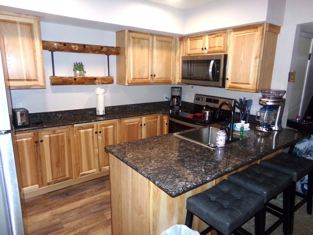 Wild Irishman 2 bed 2 bath Sleeps 9 WIBH - photo 5