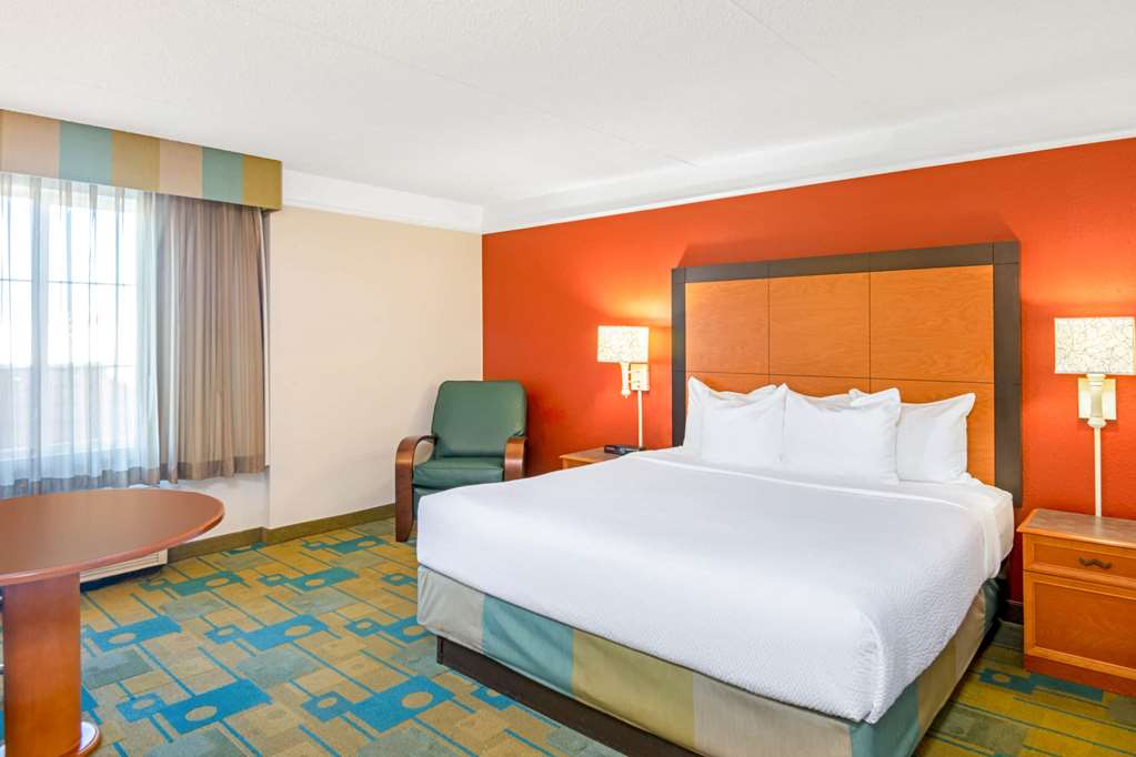 La Quinta Inn & Suites by Wyndham Sherman - photo 29