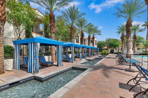 La Quinta Legacy Villas Luxe Resort Pools With Desert Mountain Views — La Quinta