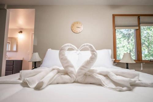 Heights Homestead A Farmhouse Style Cottage — 4-Star Luxury Hotel in Peoria, United States
