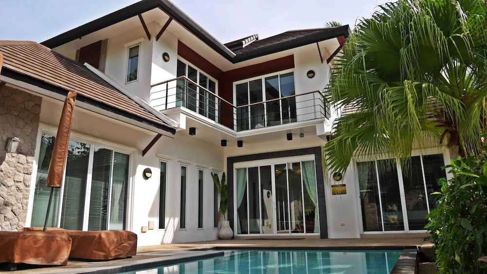 Suriya Som Villa — 4-Star Luxury Hotel in Phuket, Thailand