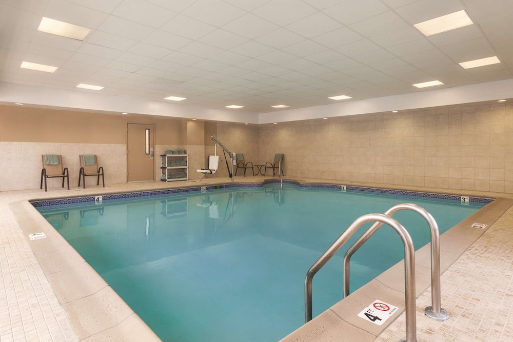 Hampton Inn & Suites Greenfield - photo 31