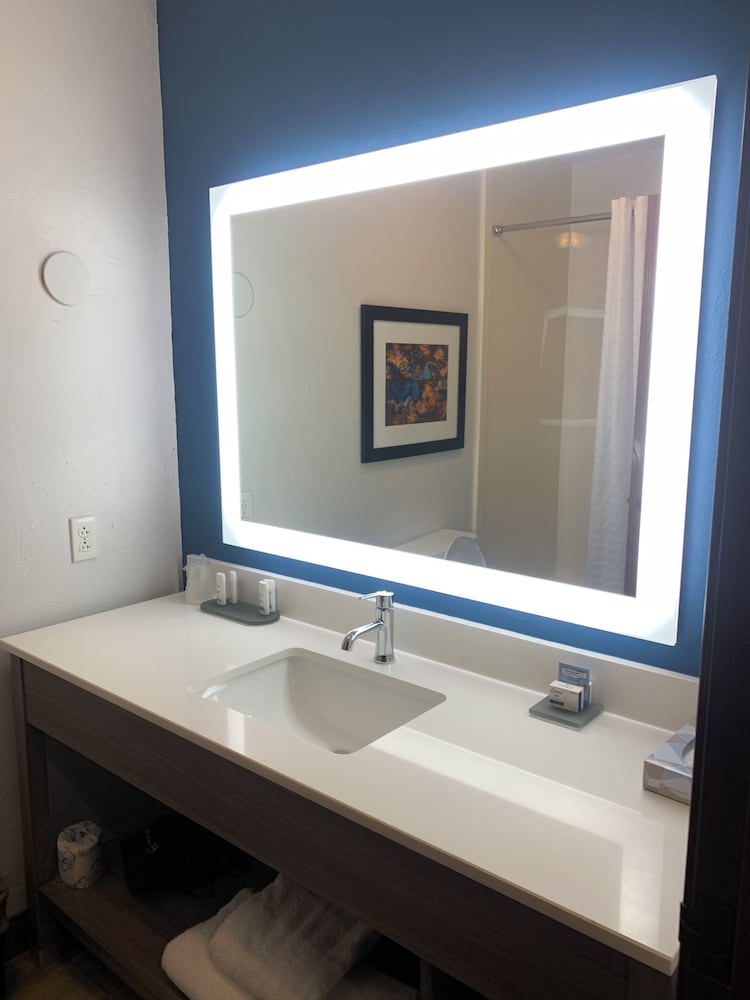 La Quinta Inn & Suites by Wyndham OKC North Quail Springs - photo 17
