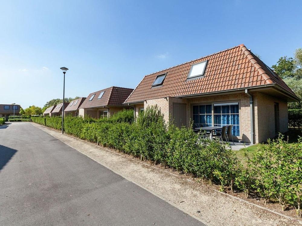 Relaxing Holiday Home in Adinkerke With Fenced Garden — 4-Star Luxury Hotel in De Panne, Belgium
