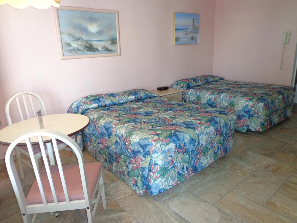 Quarterdeck Motel - photo 8