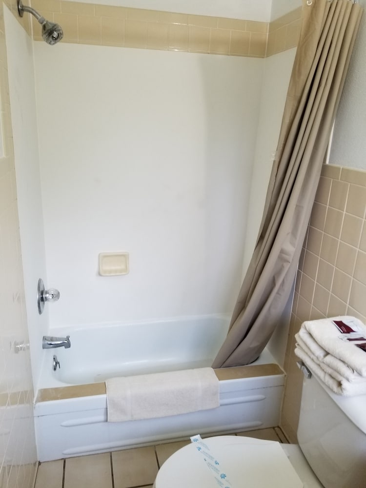 Hillcrest Motel - photo 16