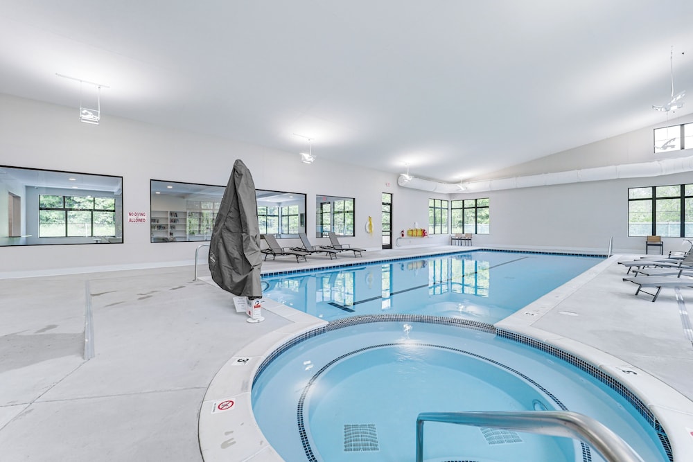 Harbor Springs Condo w Fireplace Near Skiing — 4-Star Luxury Hotel in Harbor Springs, United States