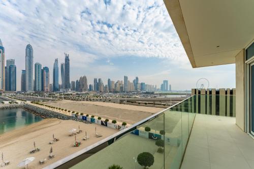 Maison Privee Deluxe 3BR Apt with Dubai Marina Vws & Beach Access — 4-Star Luxury Hotel in Dubai, United Arab Emirates