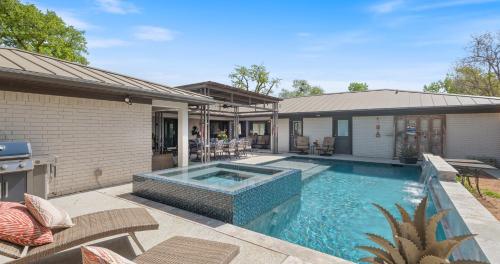 Stylish 3BR House with Swimming Pool and Walking to HSB Resort — hotel in Horseshoe Bay