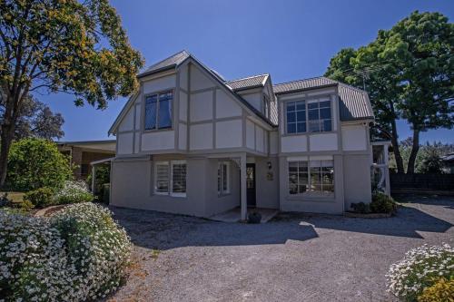 Chapel Island Retreat in Cowes, Australia