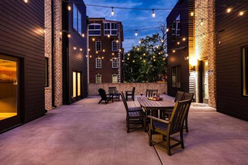 West End Dreams 2 Homes 6 Mins To Broadway — 4-Star Luxury Hotel in Nashville, United States