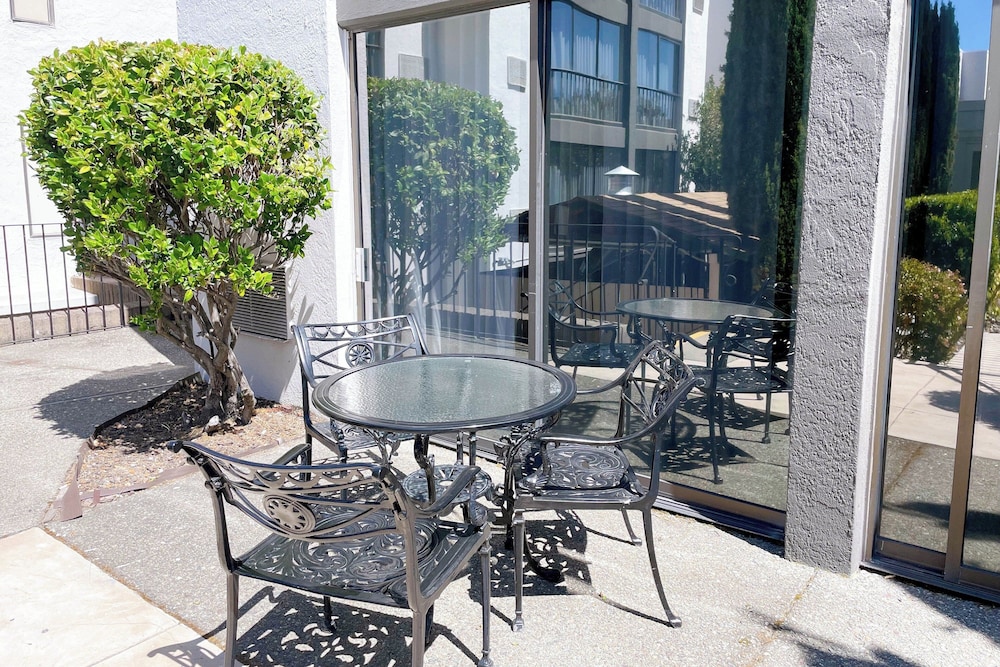 Marin Hilltop Hotel - photo 17
