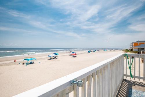 Just Beachy by Oak Island Accommodations - photo 20