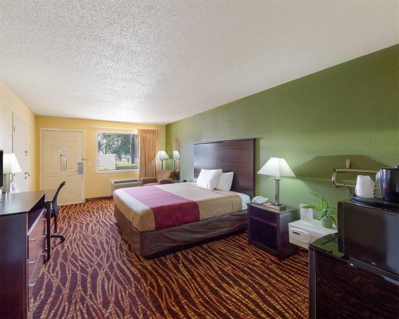 Econo Lodge Inn & Suites Coliseum - photo 15