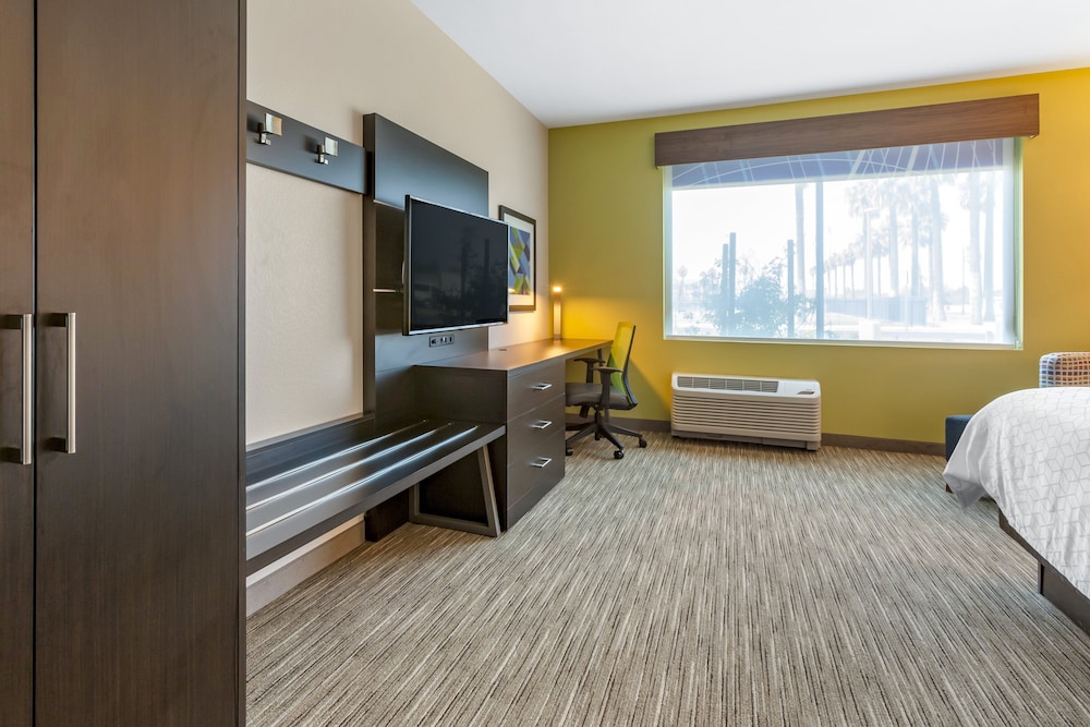 Holiday Inn Express & Suites Phoenix Dwtn State Capitol by IHG - photo 8