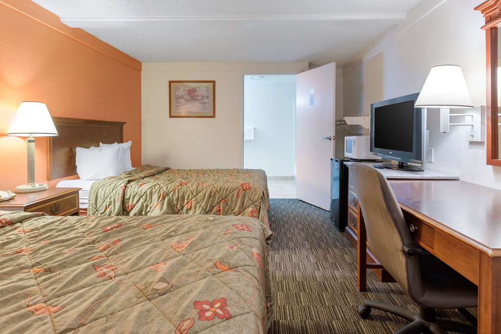 Rodeway Inn Auburn Hills Detroit - photo 8