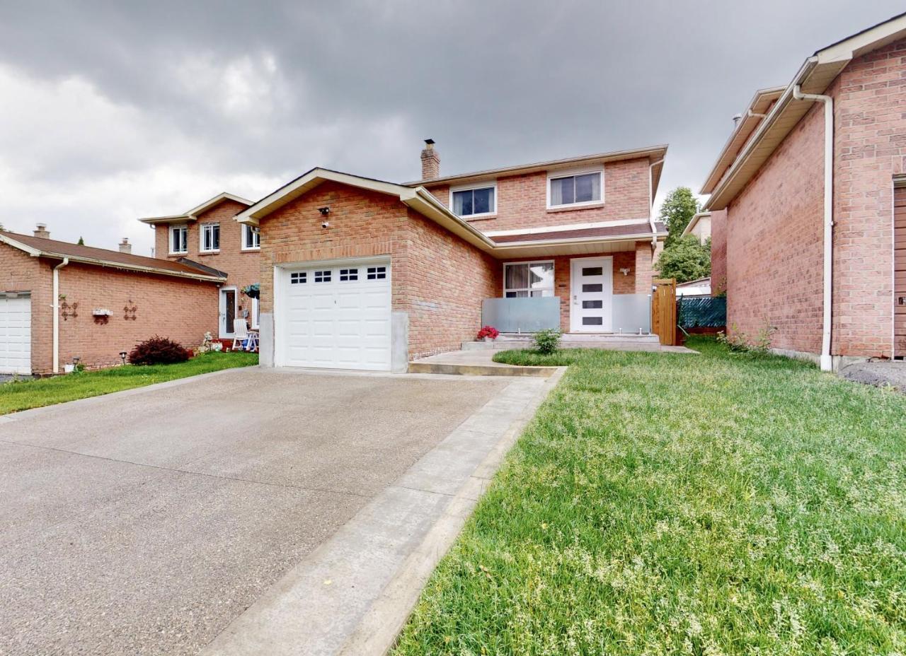 3 Bed 3 Bath Cozy Vacation House in Ajax Greater Toronto Area ON Canada — 4-Star Luxury Hotel in Ajax, Canada