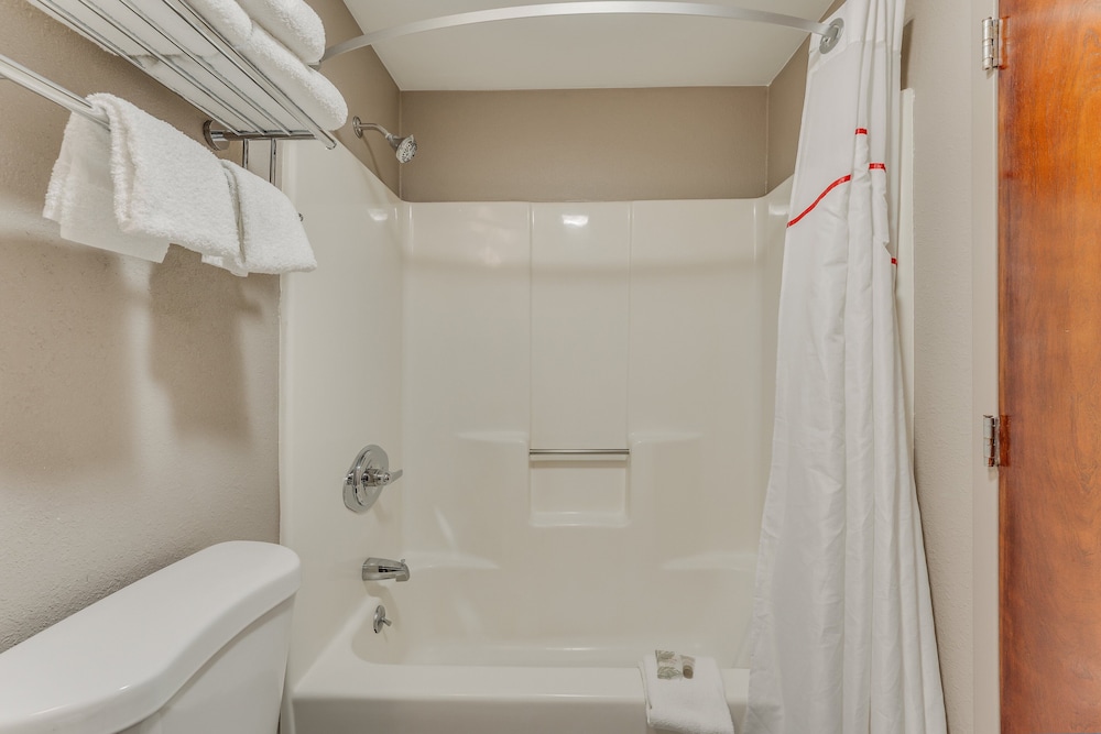 Red Roof Inn & Suites Newport Middletown RI - photo 35