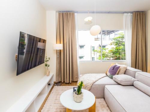 2 Bedroom for 3 guests in heart Sathorn with Balcony