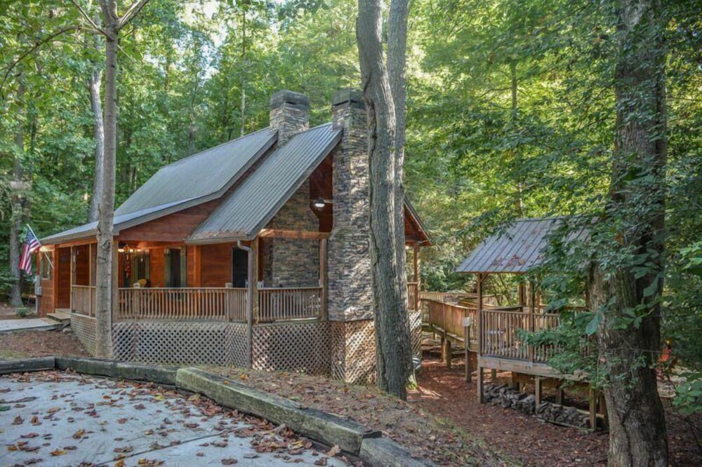 Harleys River Retreat Charming Cabin in Coosawattee River Resort Hot tub Ellijay in Ellijay, United States