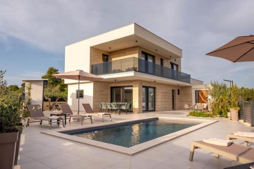 Moderne Villa in Brodarica mit Meerblick & Pool bei Šibenik — 4-Star Luxury Hotel in Brodarica, Croatia