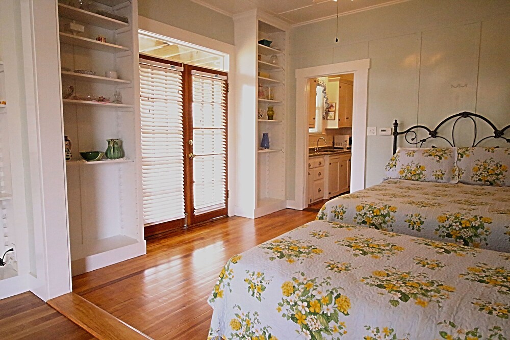 Peach Tree Inn & Suites - photo 13