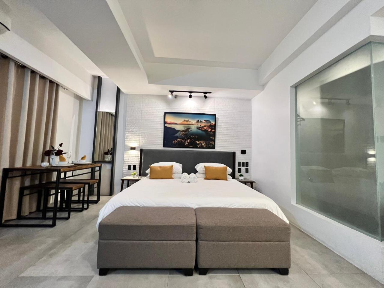 Comfty Chic & Spacious Room with Parking & WiFi - last minute hotel in Manila