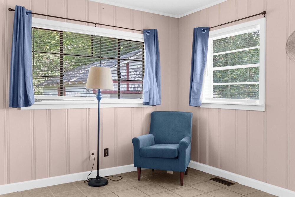 10 Mins to Legion Field Stadium Blushing Bungalow — 4-Star Luxury Hotel in Birmingham, United States