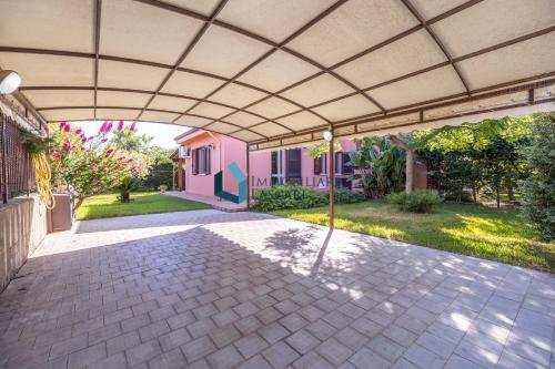 Villa Siragusa con piscina condominiale — 4-Star Luxury Hotel in Campofelice Di Roccella, Italy