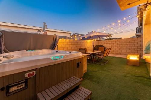 Modern San Pedro Home Sleeps 12 Hot Tub Fire Place Private Parking — 4-Star Luxury Hotel in San Pedro, United States