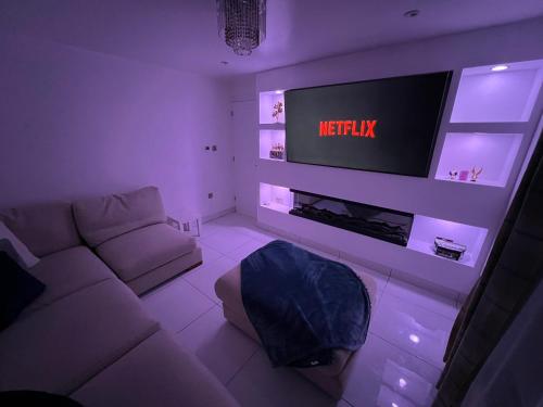 3 Bedroom House — 4-Star Luxury Hotel in Northampton, United Kingdom