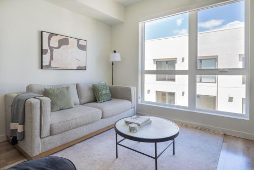 Blueground Hayward pet spa EV charging SFO 1699 — 4-Star Luxury Hotel in Hayward, United States