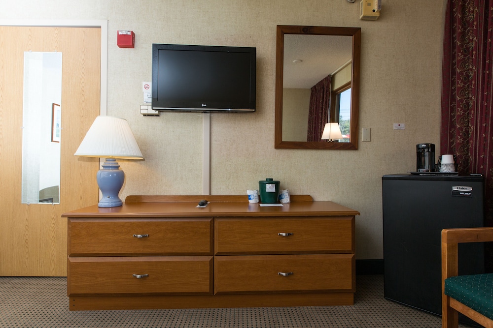 Commodores Inn - photo 23
