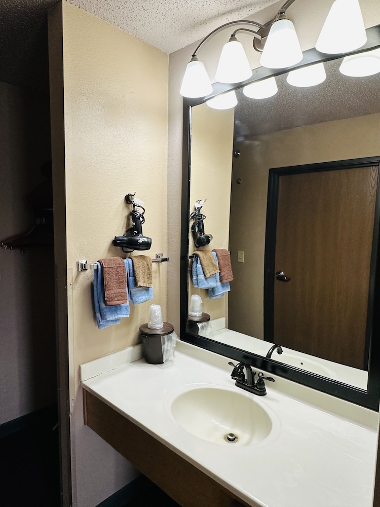De Smet Super Deluxe Inn and Suites - photo 38