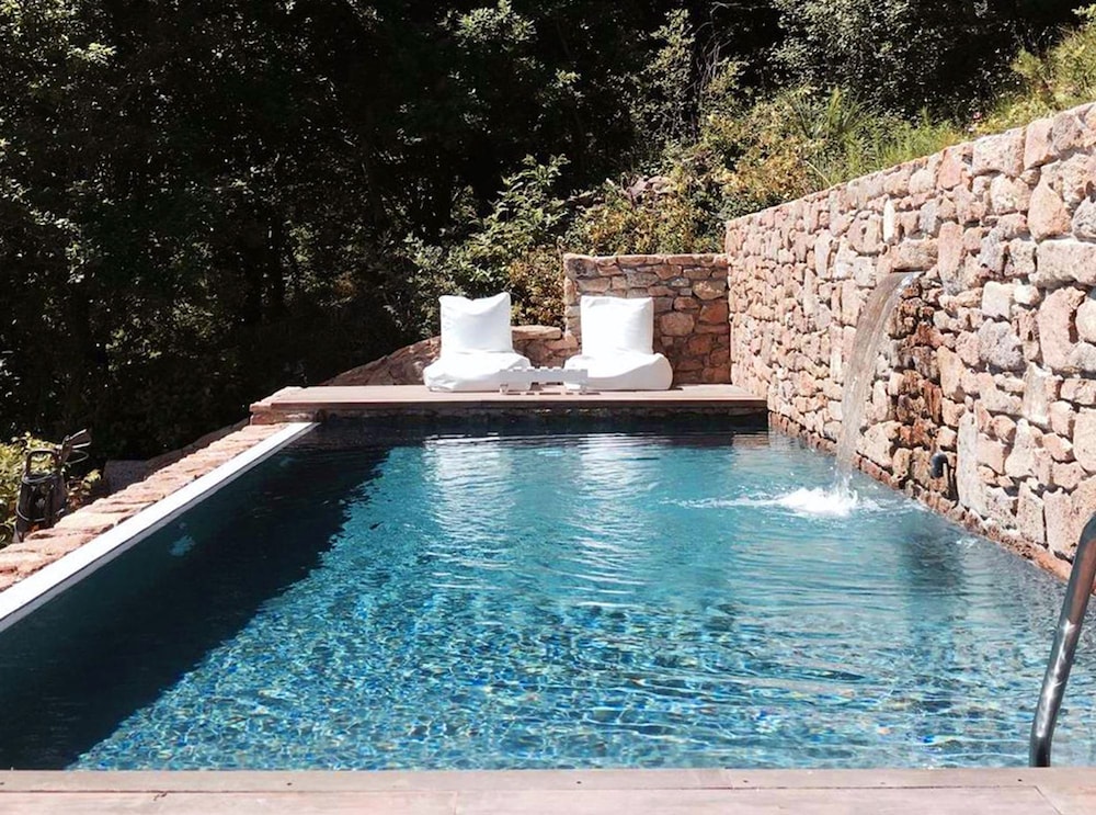 Casa do Cebro Casa con piscina y jacuzzi privados — 4-Star Luxury Hotel in Santiago De Compostela, Spain