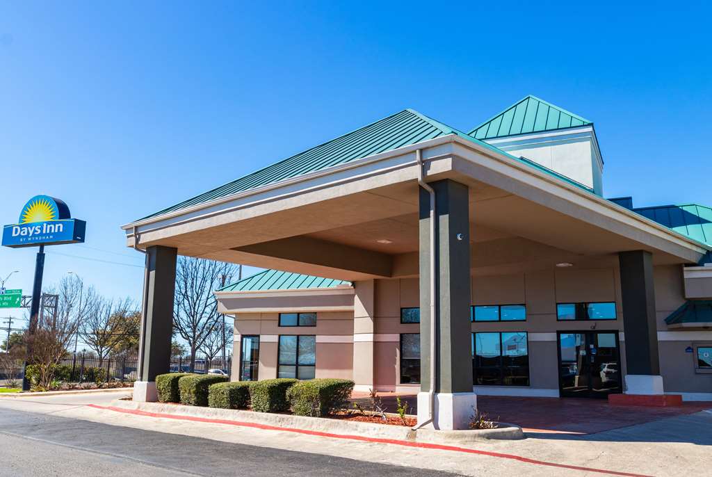 Days Inn by Wyndham Central San Antonio NW Medical Center - photo 5