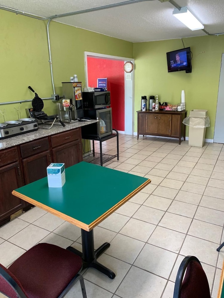 AmeriVu Inn & Suites Gilbertsville - photo 21