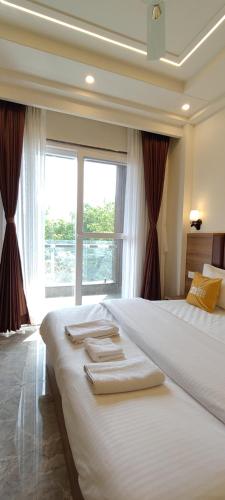 Lime Tree 1BHK Service Apartment Near Artemis Sector 52 Gurgaon