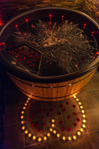 Playroom Xxl Loft Love Room Avec Espace Spa Terrasse Vue Sur Les Toits Salle De Jeux Pour Adultes Libourne Centre 10 Min De St Emilion Proche Bordeaux — Libourne