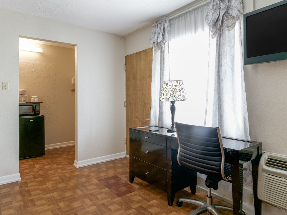 OYO Hotel Houston TX near Medical Center NRG Stadium - photo 17