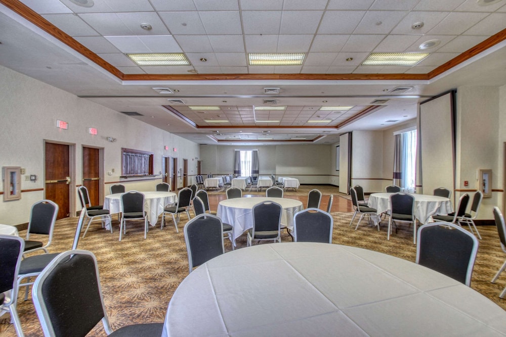 Comfort Suites Milwaukee Airport - photo 67